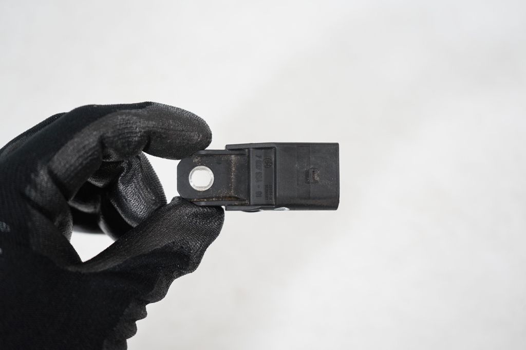 Camshaft position sensor (8)