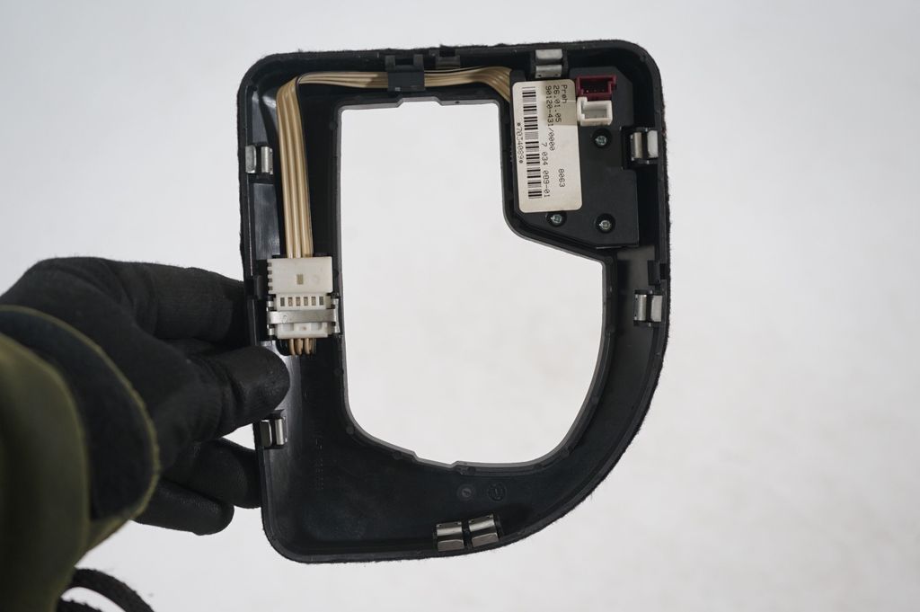 Gear shifter surround trim plastic (6)
