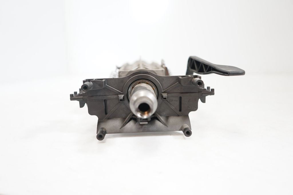 Steering wheel axle (8)