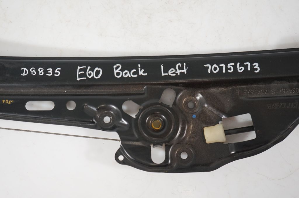 Rear door window regulator with motor (8)