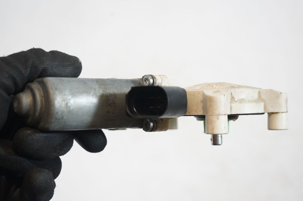 Rear door window regulator with motor (6)