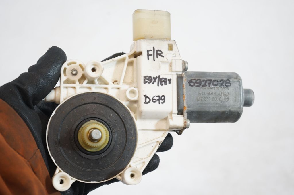 Front door window regulator with motor (8)