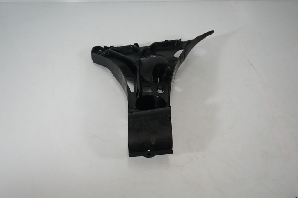 Rear bumper mounting bracket