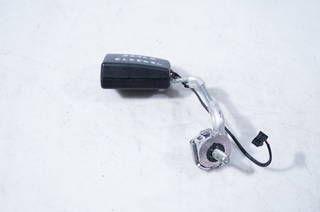 Rear seatbelt buckle (3)