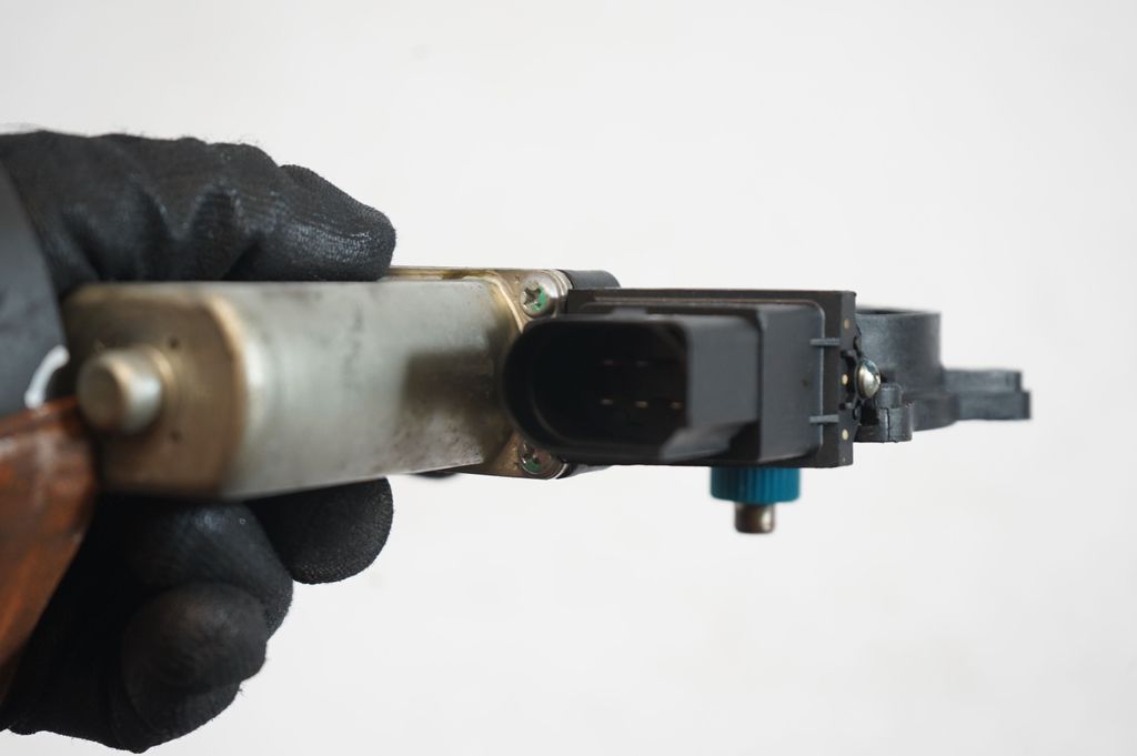 Rear door window regulator with motor (6)