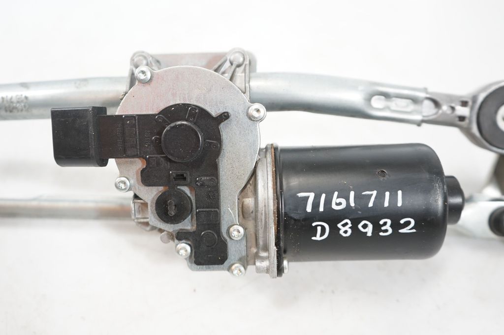 Front wiper linkage and motor (10)