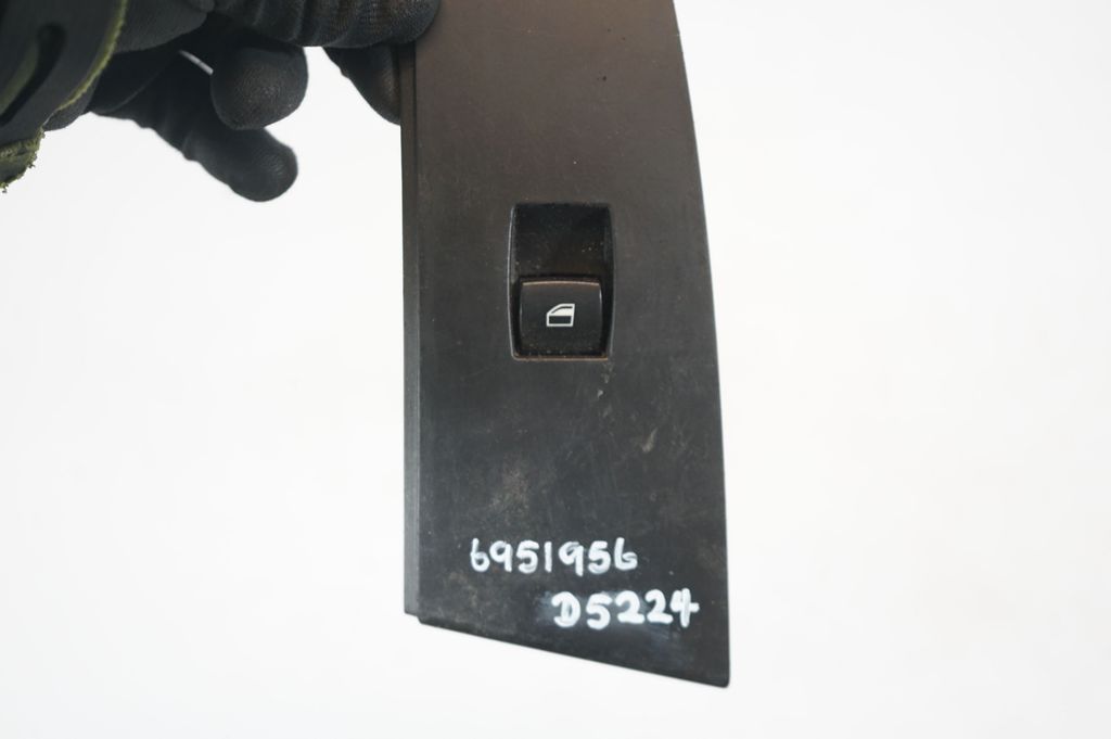 Electric window control switch (8)