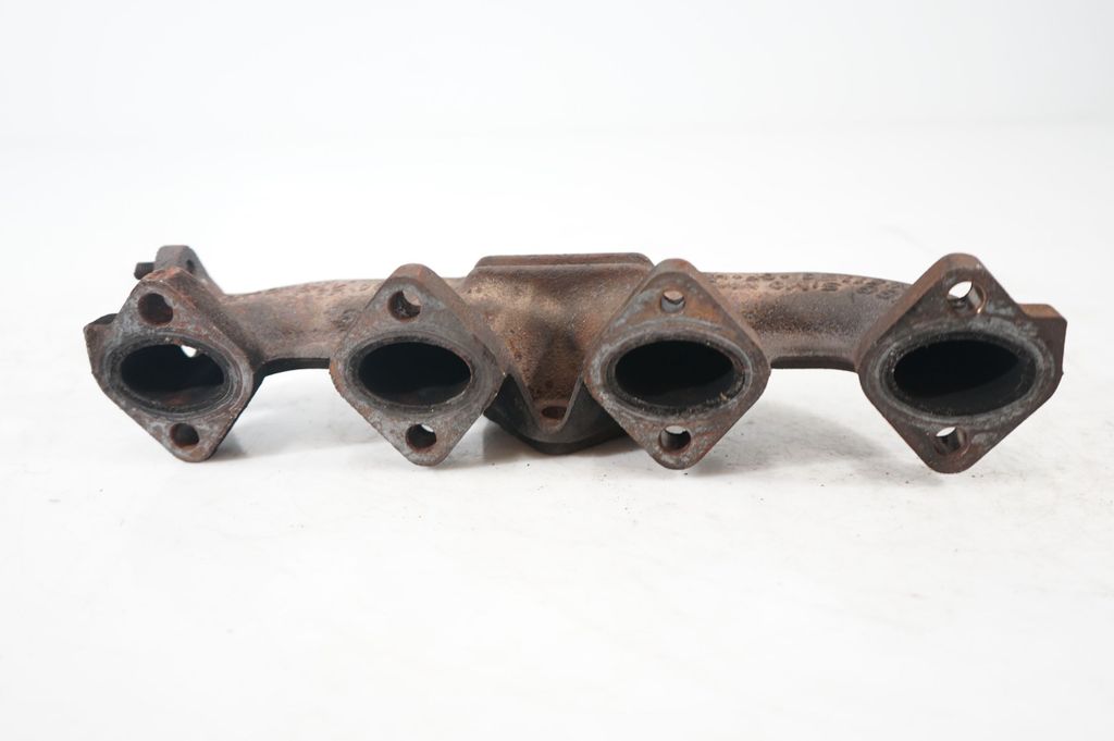 Exhaust manifold (8)
