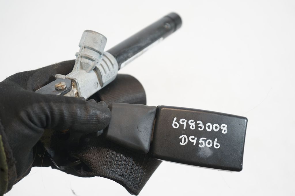 Rear seatbelt buckle (8)