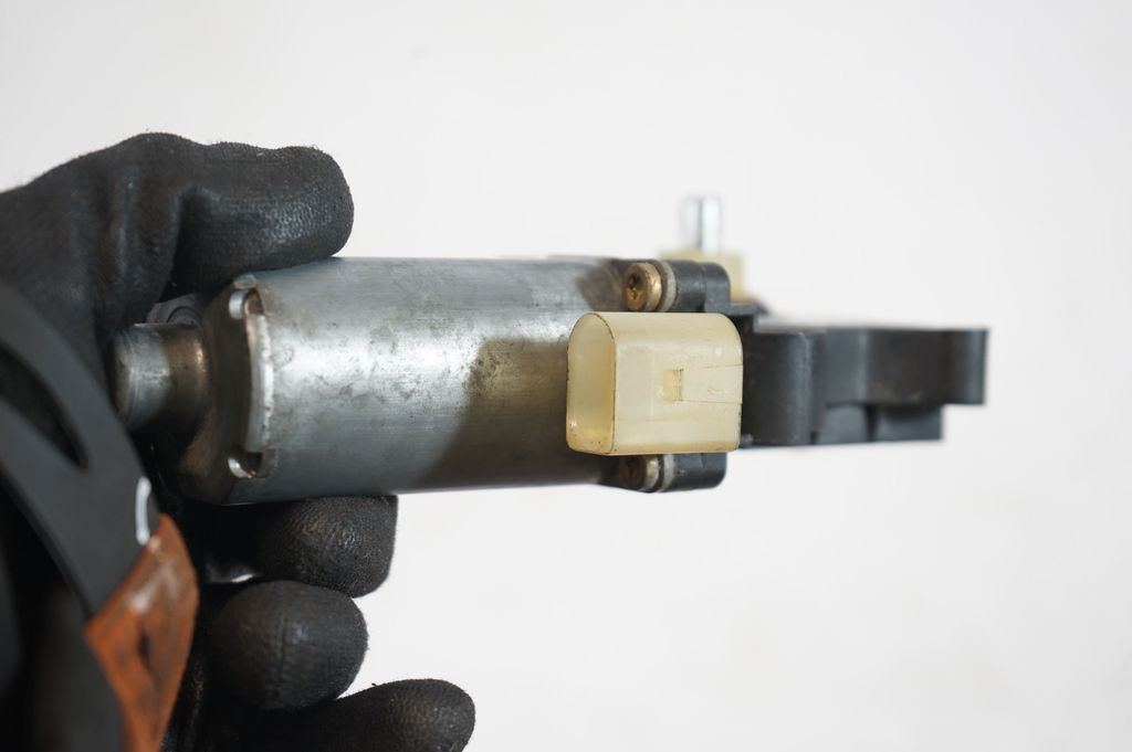 Front door window regulator motor (6)