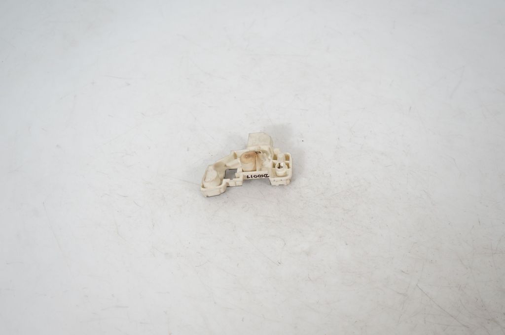 Tail light bulb cover holder (5)