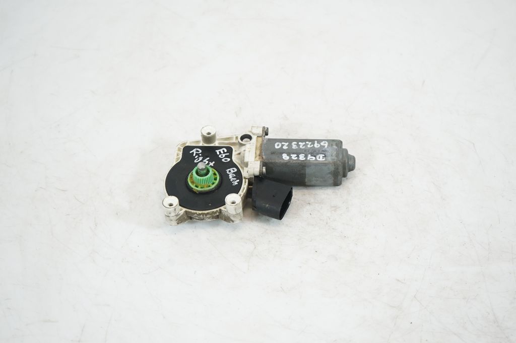 Rear door window regulator with motor (3)