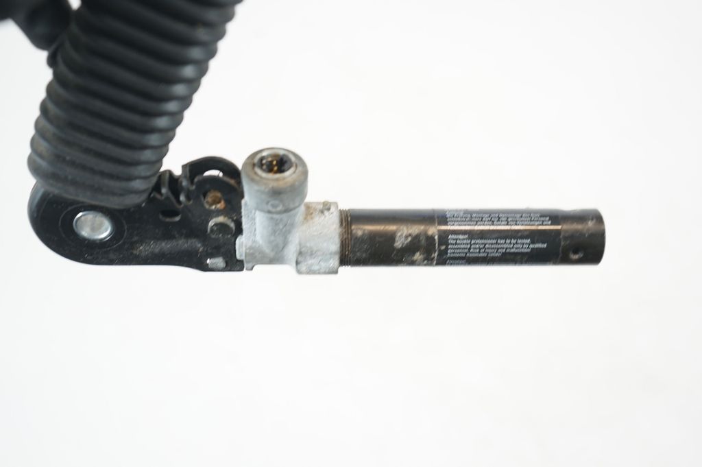 Front seatbelt buckle (6)