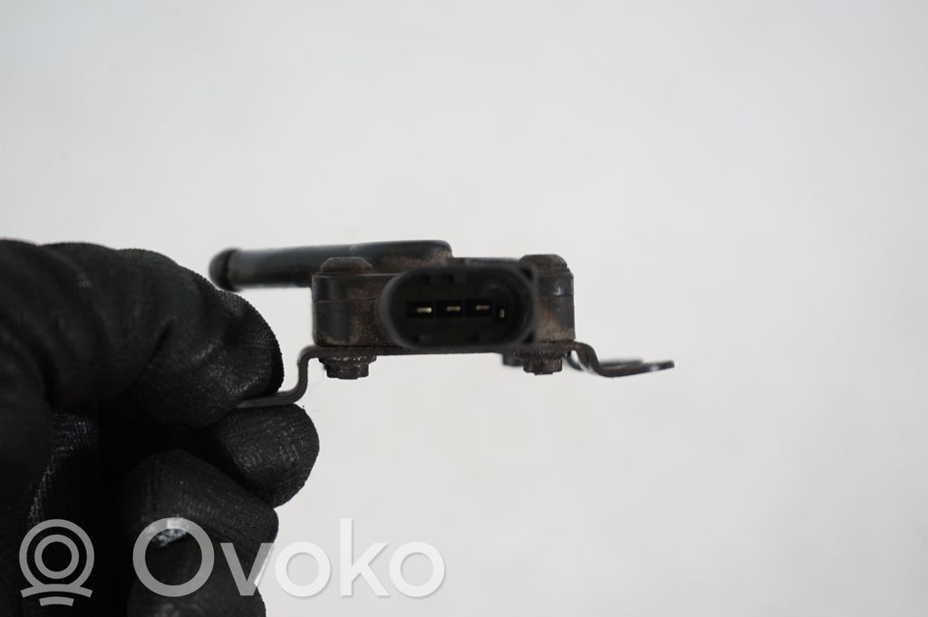 Exhaust gas pressure sensor (7)