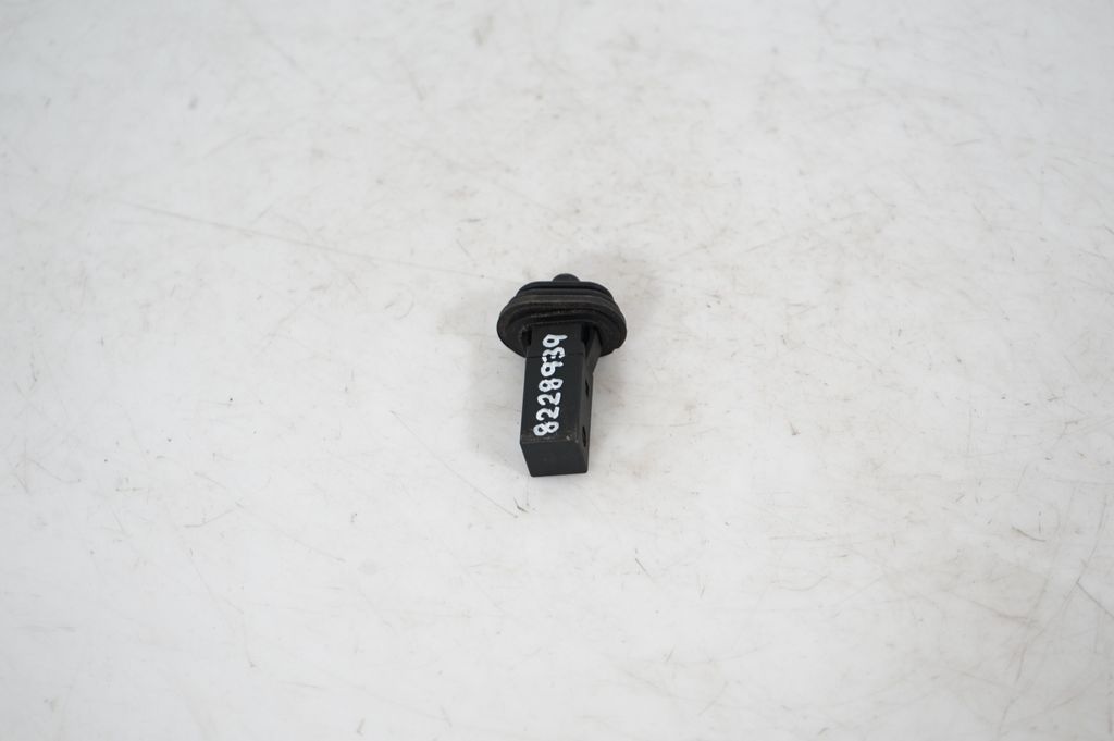 Fuel tank cap lock (4)