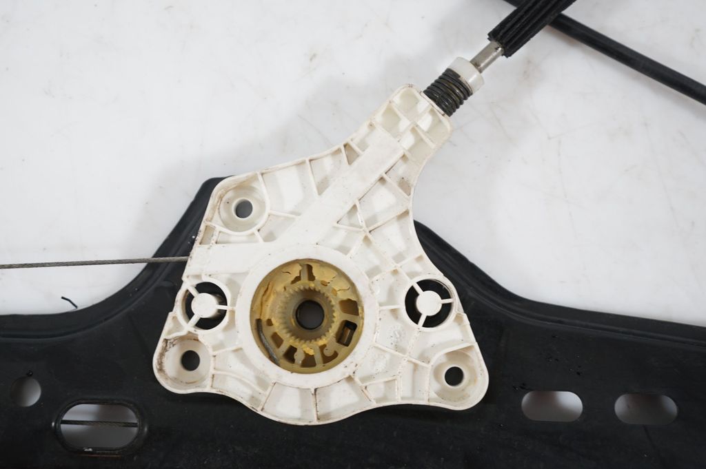 Front door window regulator with motor (8)