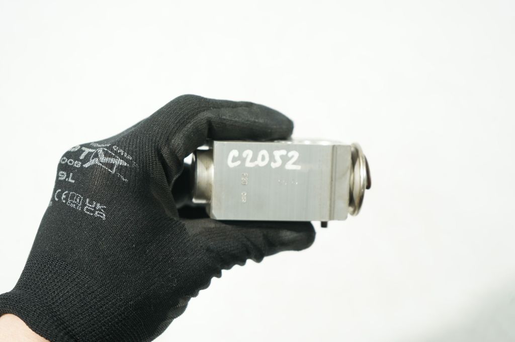 Air conditioning (A/C) expansion valve (10)