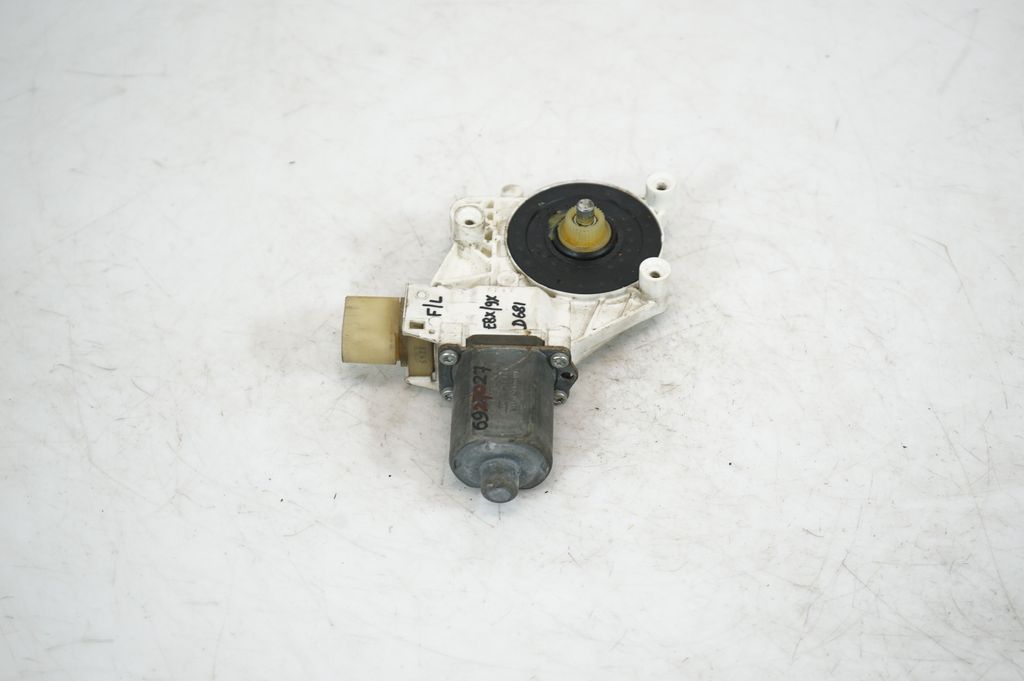Front door window regulator with motor (4)