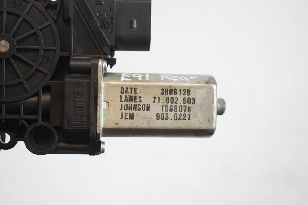 Rear door window regulator with motor (8)