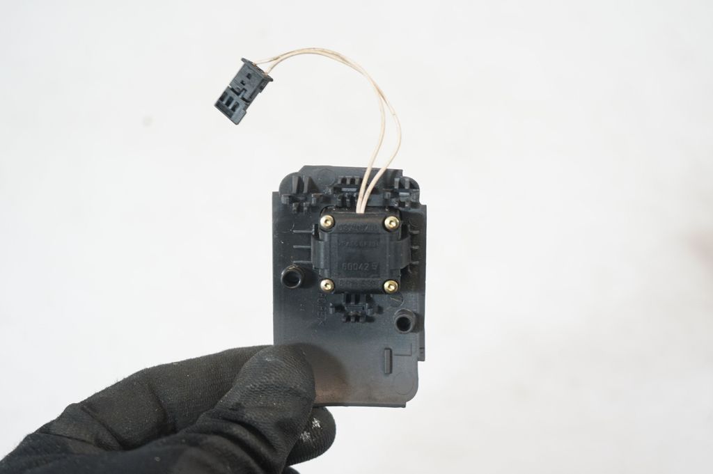 Steering wheel adjustment switch (6)