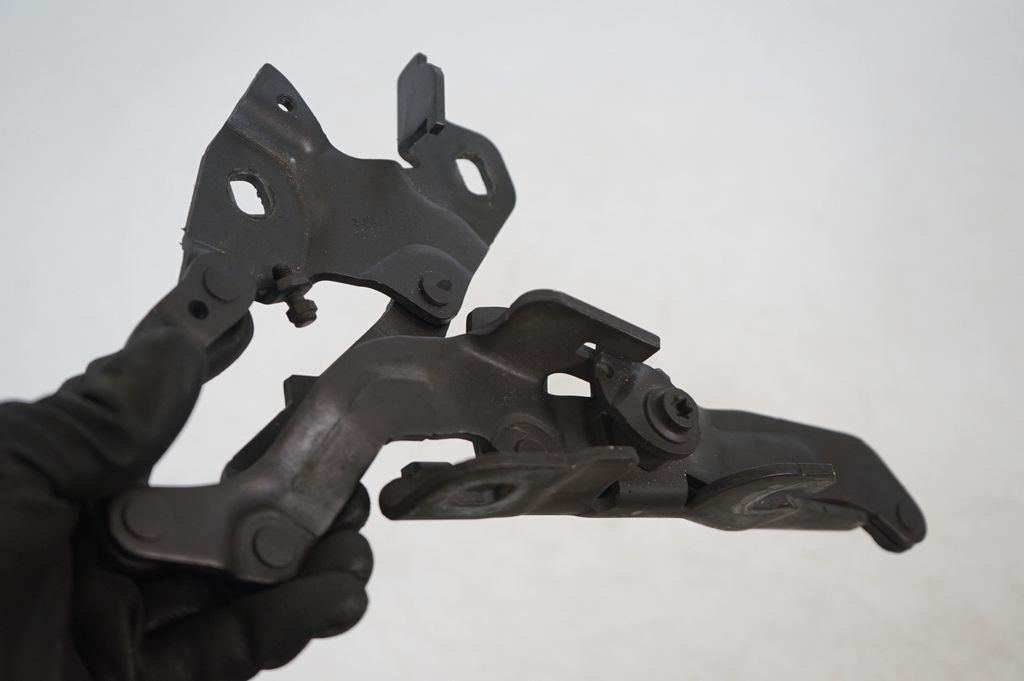 Engine bonnet/hood hinges (6)