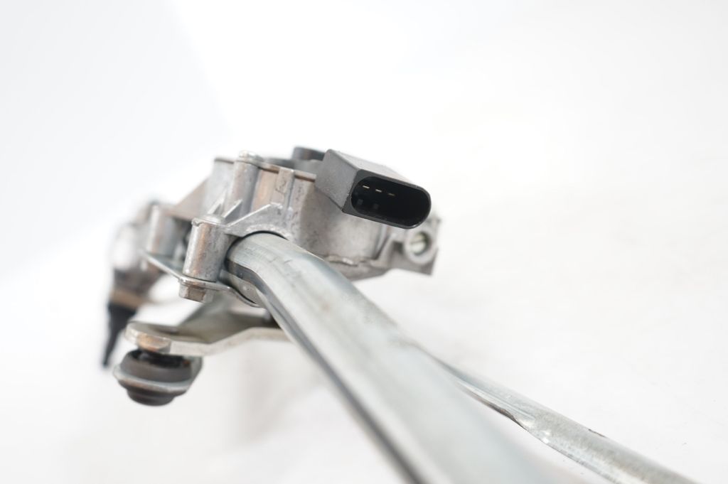 Front wiper linkage and motor (9)