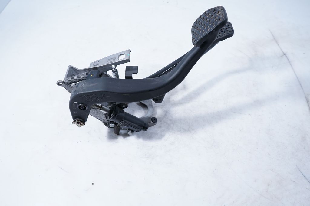 Brake pedal (3)