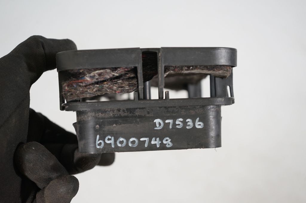 Quarter panel pressure vent (8)