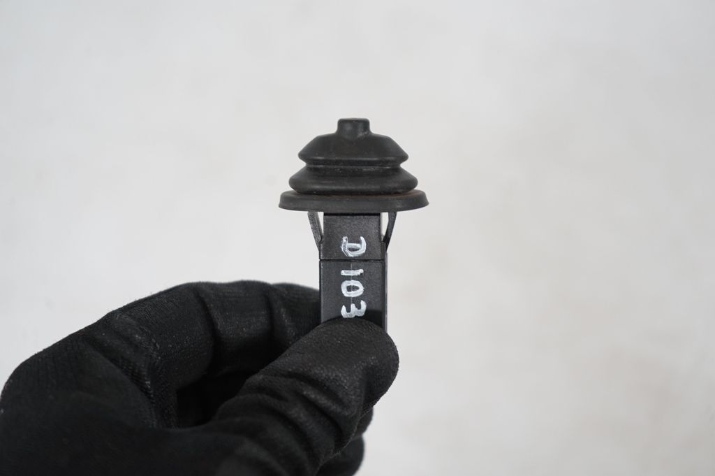 Fuel tank cap lock (7)