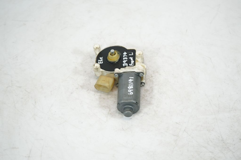 Front door window regulator with motor (4)