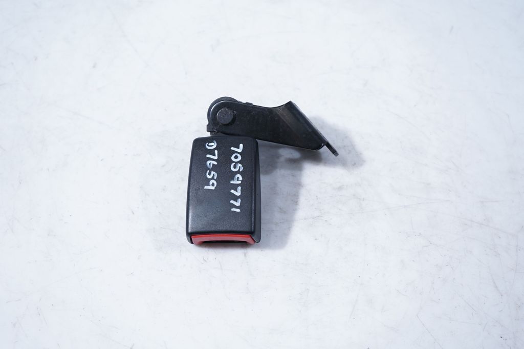 Rear seatbelt buckle