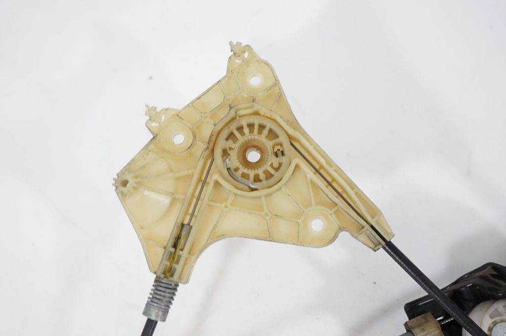 Front door window regulator with motor (7)