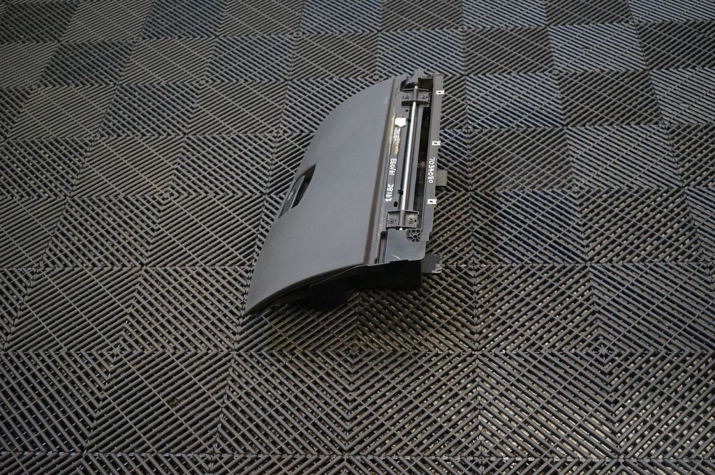 Glove box (2)