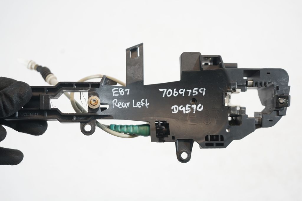 Rear door exterior handle/bracket (7)