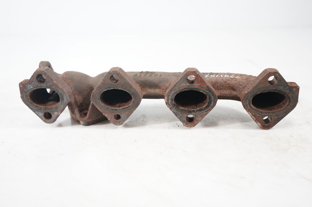 Exhaust manifold (8)
