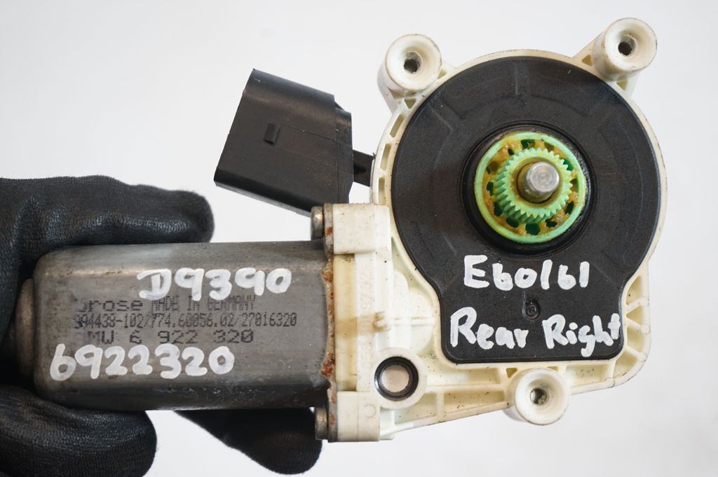 Rear door window regulator with motor (8)