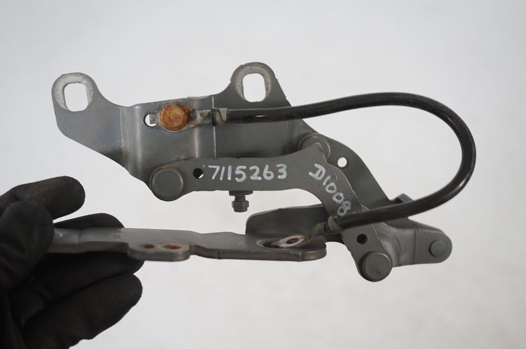 Engine bonnet/hood hinges (7)