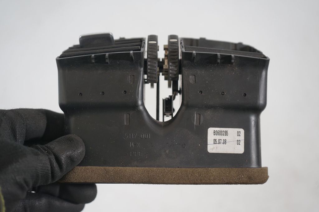 Rear air vent grill (7)