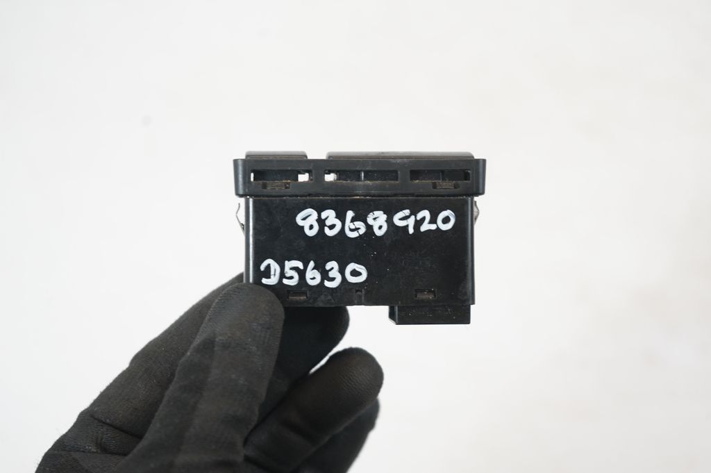 Hazard light switch (8)