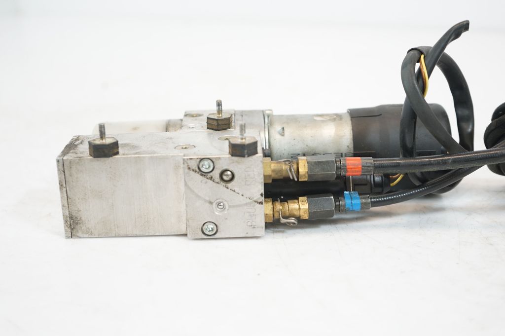 Tailgate hydraulic pump motor (17)