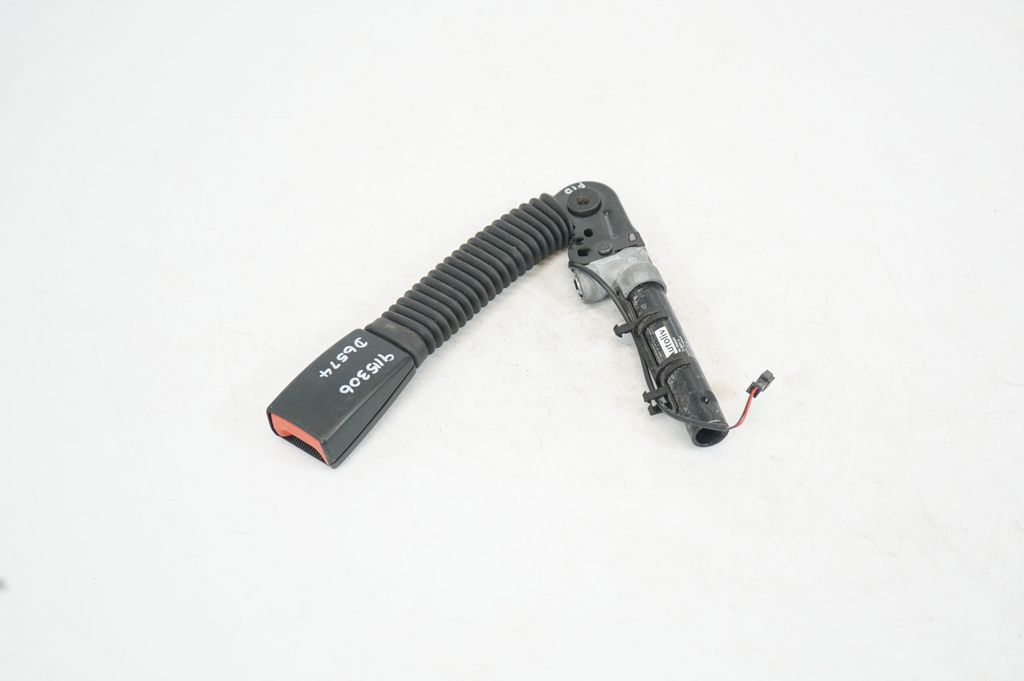 Front seatbelt buckle (3)