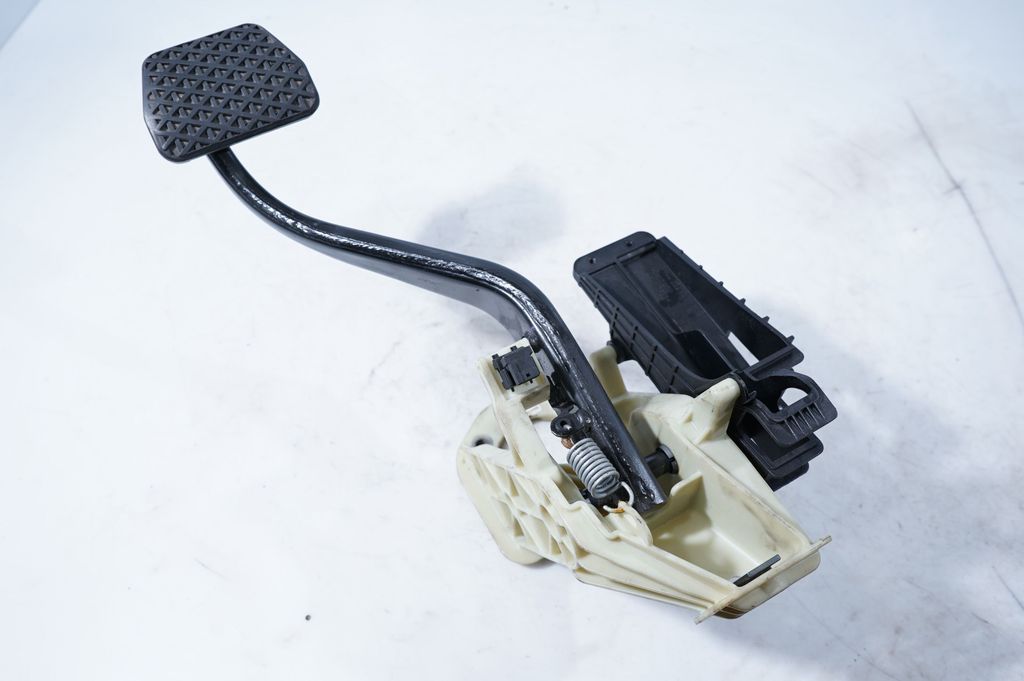 Brake pedal (2)