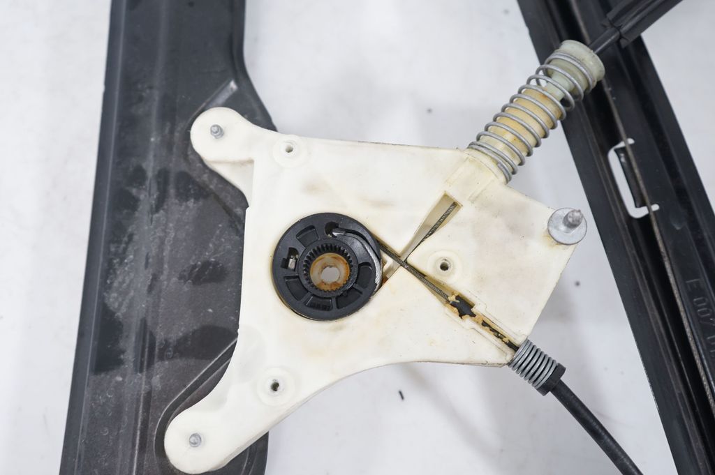 Front door window regulator with motor (8)