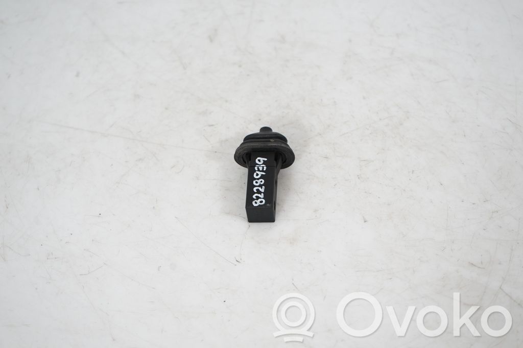Fuel tank cap lock (4)