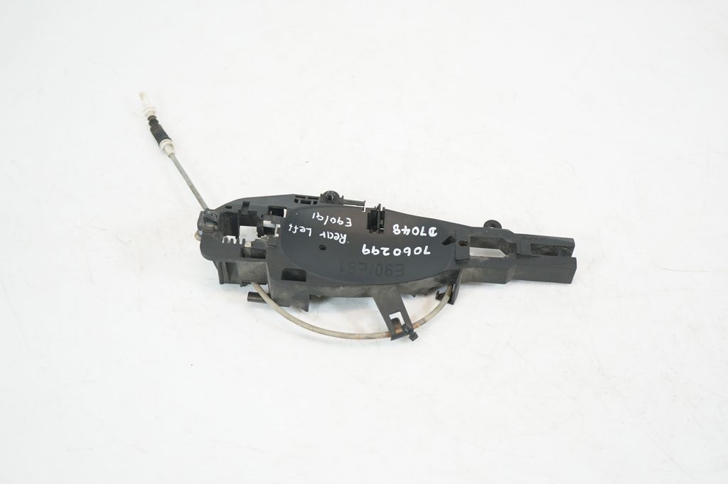 Rear door exterior handle/bracket (3)