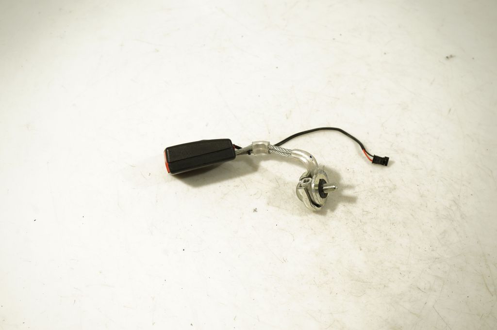 Rear seatbelt buckle (3)