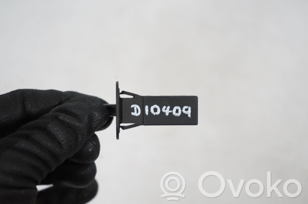 Fuel tank cap lock (7)