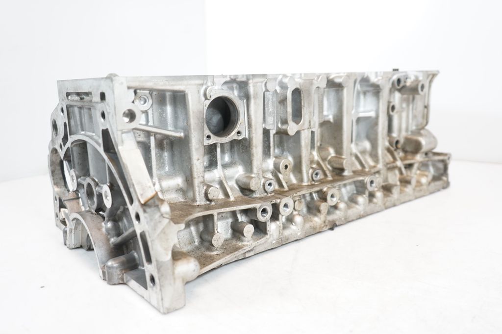 Engine head (10)