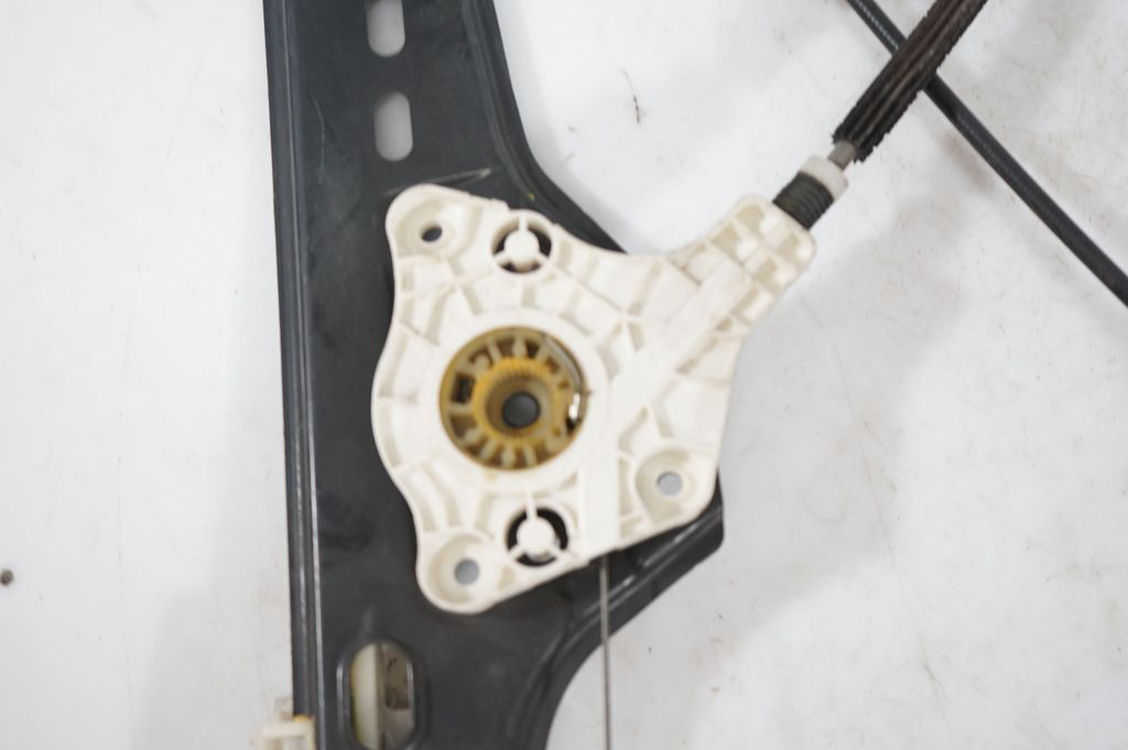 Front door window regulator with motor (8)