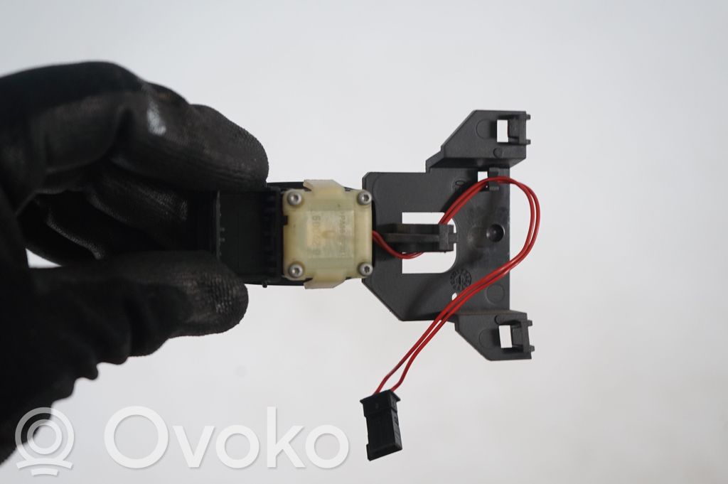 Steering wheel adjustment switch (6)
